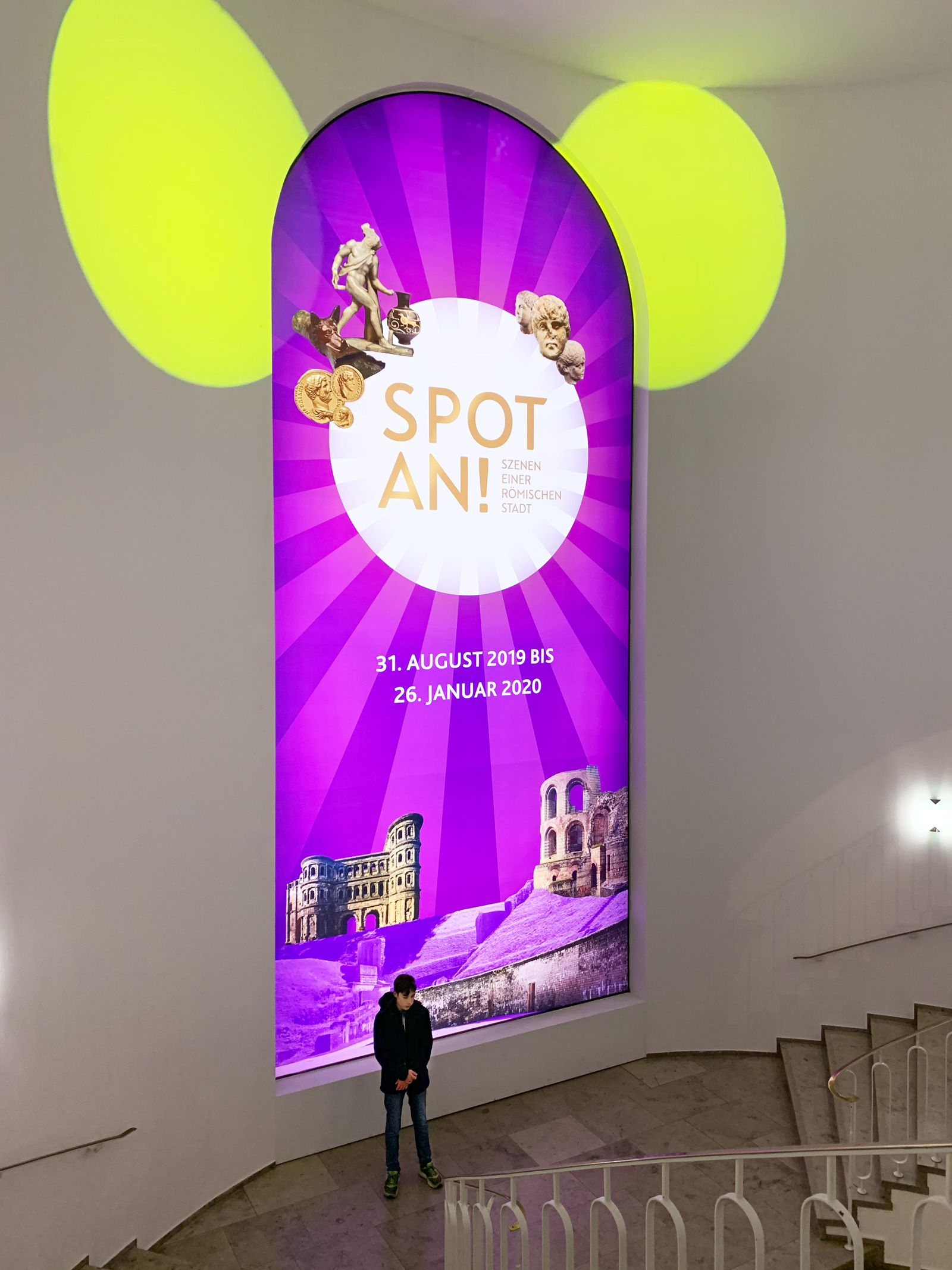 Leuchtbanner für die Ausstellung "SPOT AN!" des Rheinischen Landesmuseums