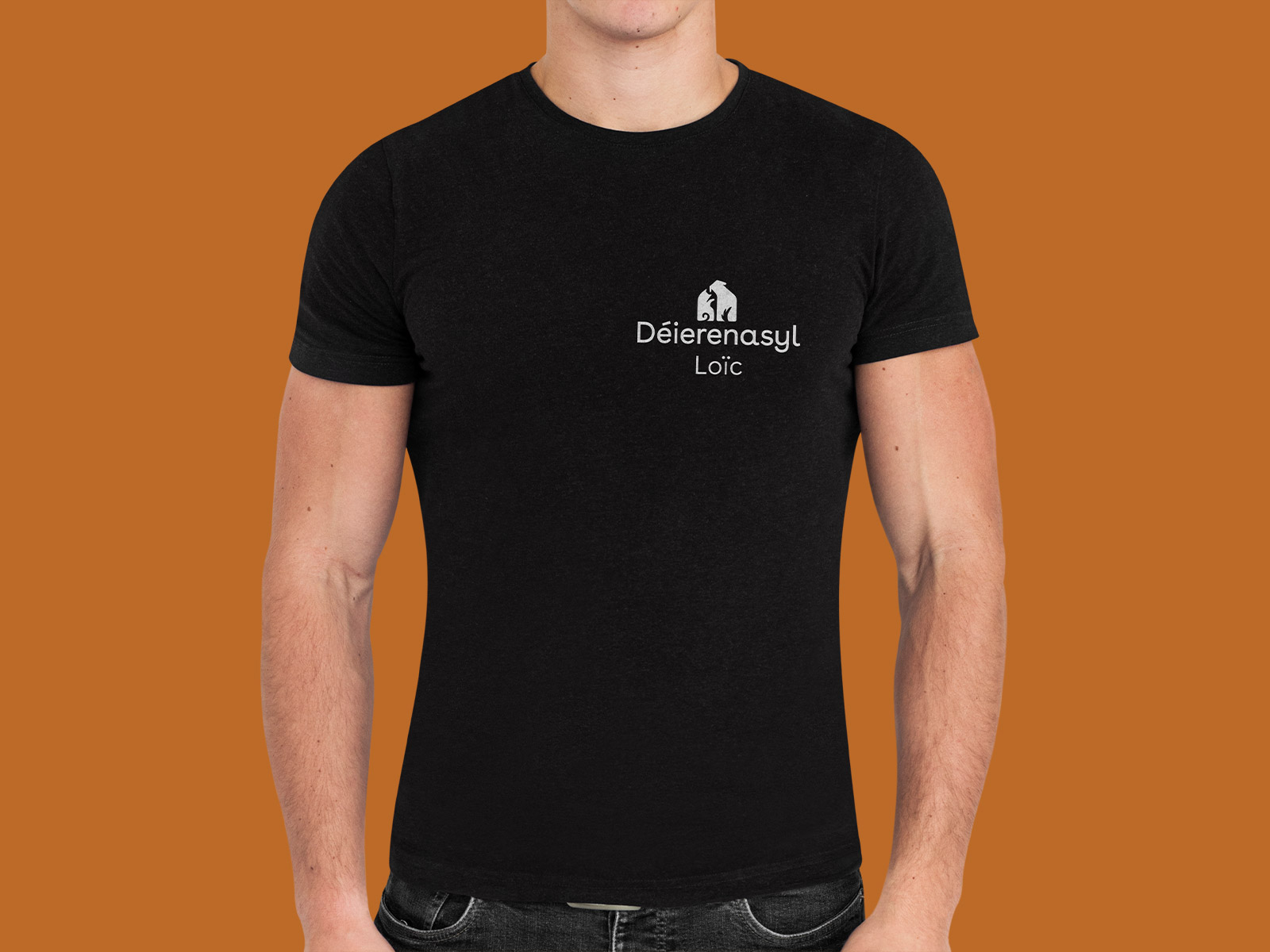 Das von propeller erstelle Logo auf einem schwarzen T-Shirt welches von einem Mann getragen wird
